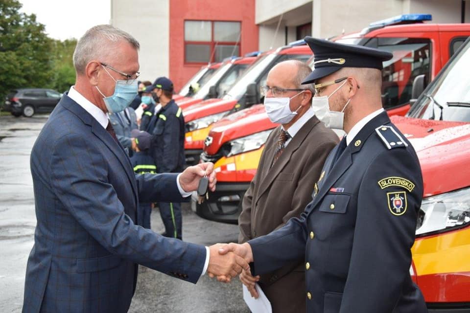 08 - Dobrovoľní hasiči v Nitrianskom kraji si dnes prevzali nové vozidlá Iveco Daily
